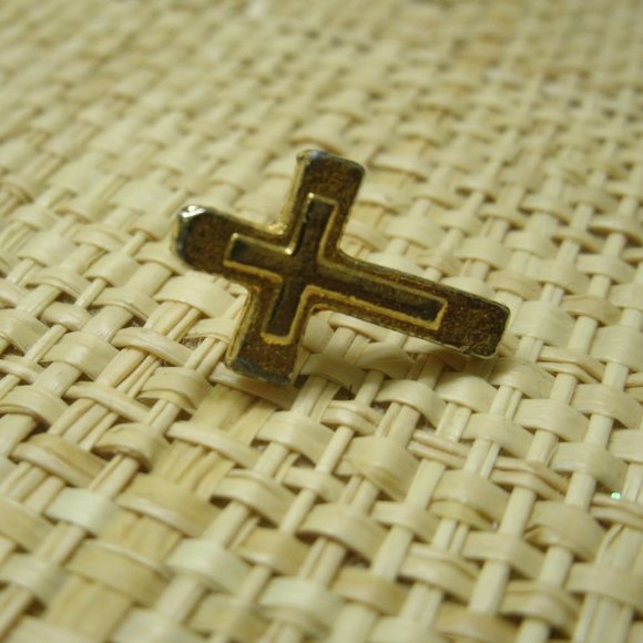 Vintage Gold Metal Cross Tie Tack or Lapel Pin - Picture 9 of 10